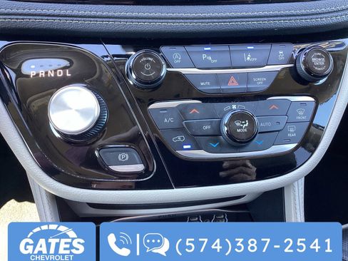 Used 2024 Chrysler Pacifica Limited FWD image 23