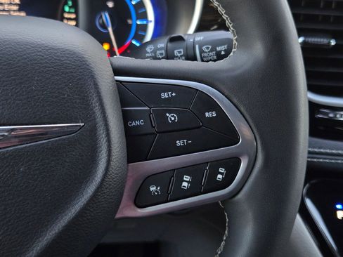 Used 2023 Chrysler Pacifica Limited FWD image 22