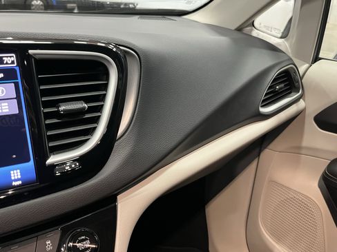 Used 2024 Chrysler Pacifica Touring-L image 24