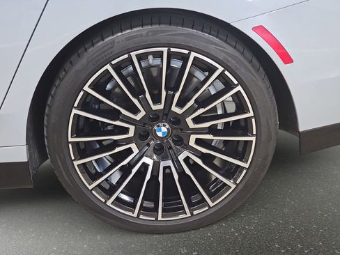 Used 2025 BMW 740i image 31