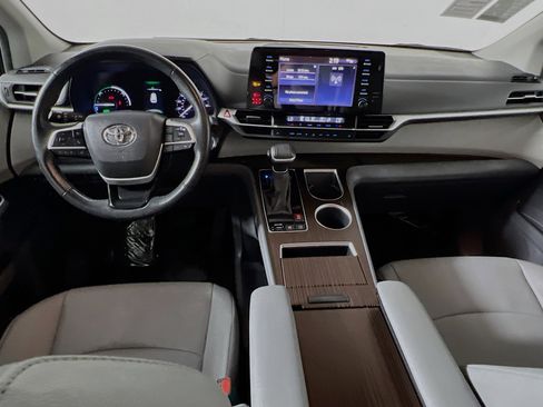 Used 2024 Toyota Sienna XLE image 30