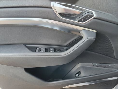 Used 2022 Audi e-tron Premium Plus image 31