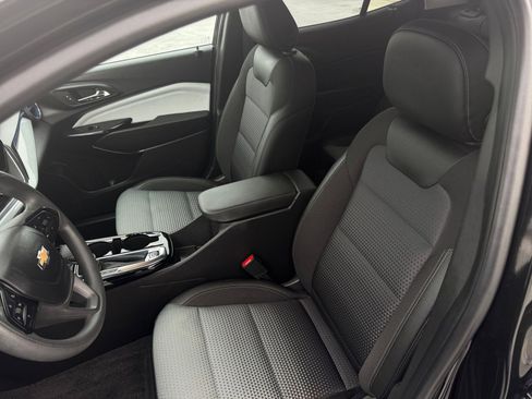 Used 2025 Chevrolet Trax LT image 36