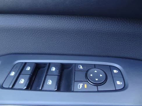 Used 2025 Nissan Pathfinder SV FWD image 19
