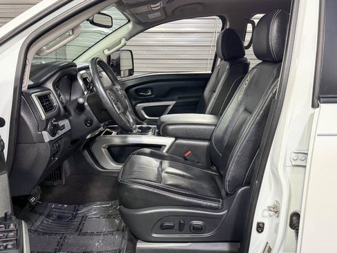 Used 2018 Nissan Titan PRO-4X w/ Pro-4x Convenience Package image 16