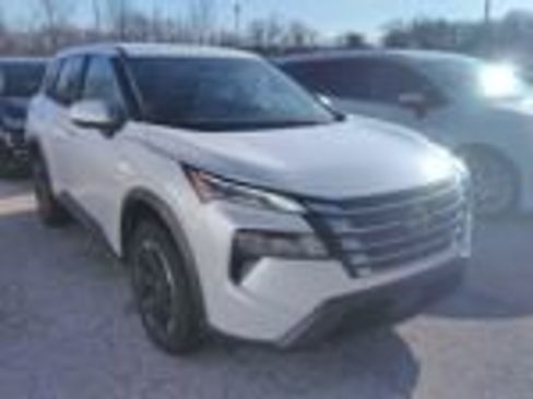 Used 2024 Nissan Rogue SV image 1