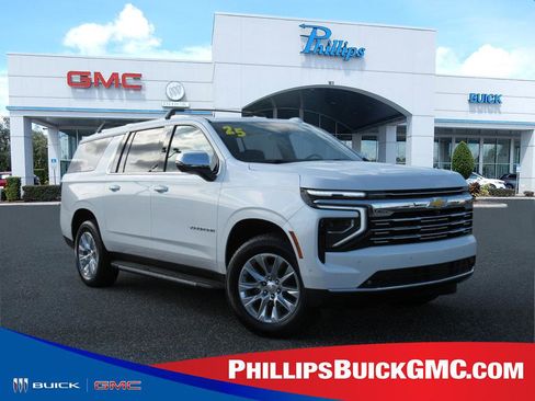 Used 2025 Chevrolet Suburban Premier image 1