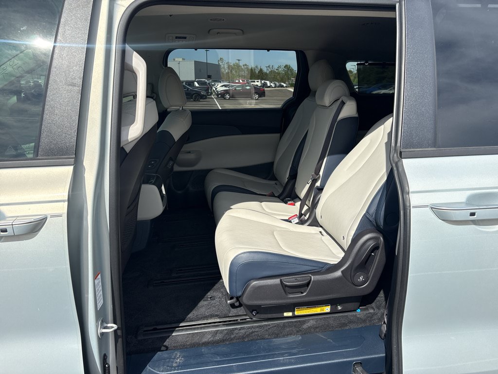 Used 2026 Kia Carnival EX FWD image 18
