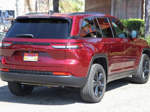 Used 2024 Jeep Grand Cherokee Altitude RWD image 10