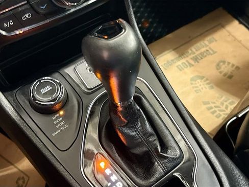 Used 2019 Jeep Cherokee Latitude Plus image 17