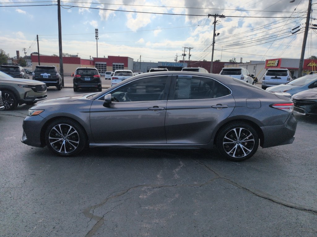 Used 2018 Toyota Camry SE w/ Accessory Appearance Package FWD image 2