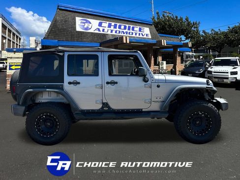 Used 2018 Jeep Wrangler Unlimited Sahara AWD/4WD image 9