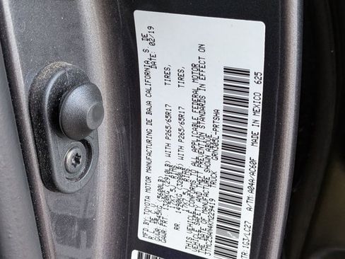 Used 2019 Toyota Tacoma TRD Sport image 19