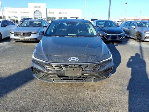 Used 2024 Hyundai Elantra Limited image 2