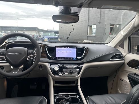 Used 2023 Chrysler Pacifica Limited w/ Uconnect Theater Family Group FWD image 30