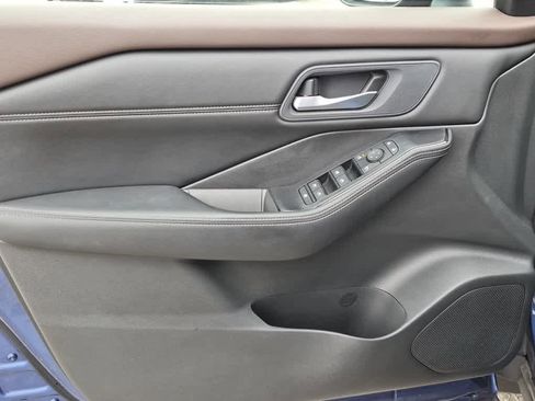 Used 2023 Nissan Rogue SV w/ SV Premium B Package image 9