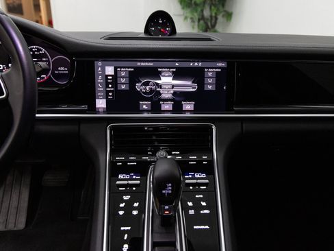Used 2021 Porsche Panamera image 18