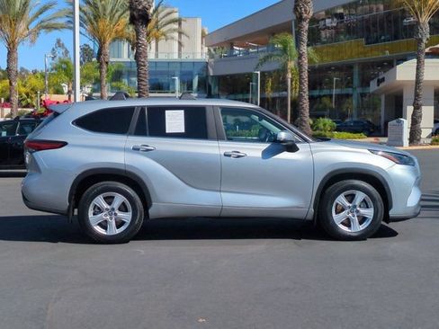 Used 2023 Toyota Highlander LE AWD/4WD image 4