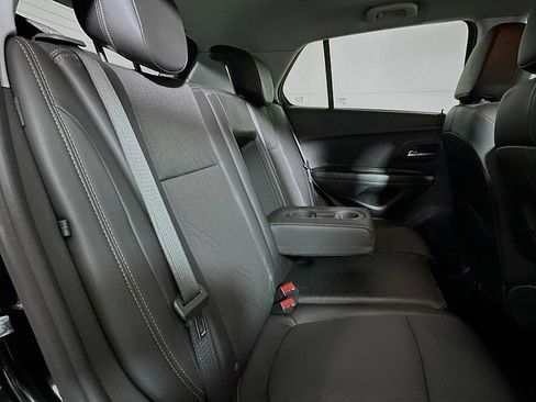 Used 2022 Chevrolet Trax LT w/ Midnight Edition image 23