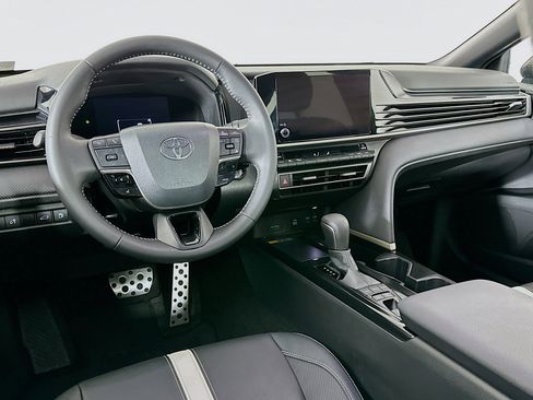 Used 2025 Toyota Camry SE image 18