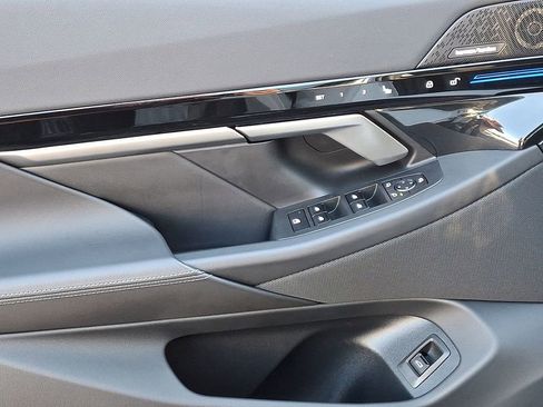 Used 2025 BMW 530i xDrive image 13