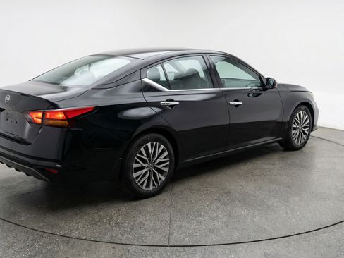 Used 2025 Nissan Altima 2.5 SV image 9