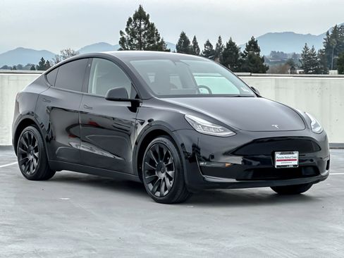 Used 2021 Tesla Model Y Long Range image 10