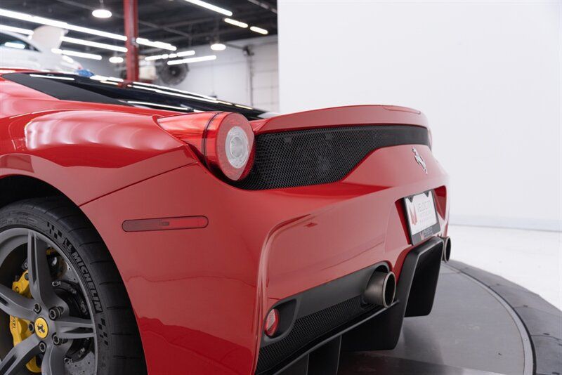 Used 2015 Ferrari 458 Speciale Coupe RWD image 32