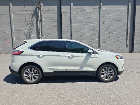 Used 2022 Ford Edge Titanium AWD/4WD image 2