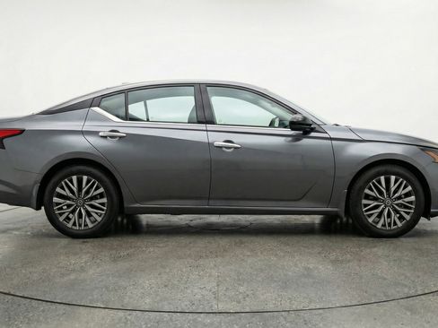 Used 2025 Nissan Altima 2.5 SV FWD image 11