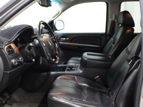 Used 2007 Chevrolet Suburban LT w/ LT Preferred Equipment Group image 3