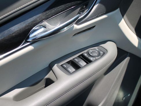 Used 2022 Cadillac XT6 Premium Luxury w/ Technology Package FWD image 11