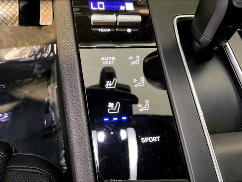 Certified 2023 Porsche Macan AWD/4WD image 37