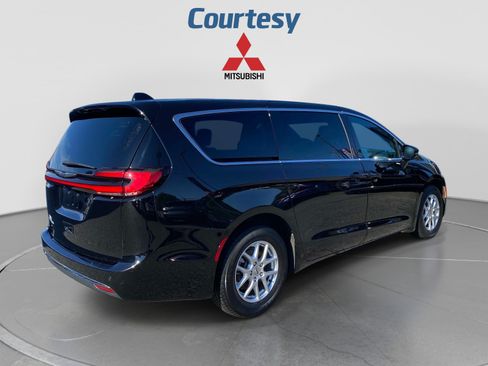 Used 2025 Chrysler Pacifica Select FWD image 6