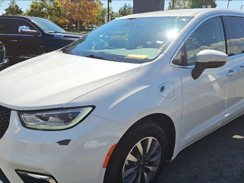 Used 2023 Chrysler Pacifica Touring-L FWD image 5