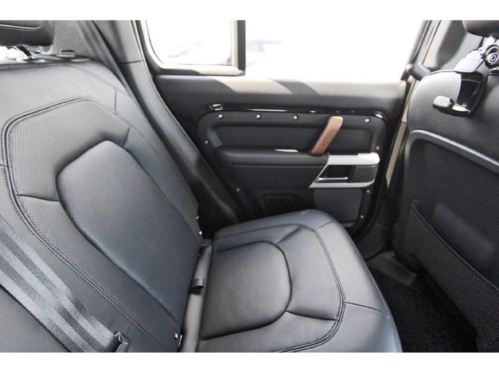 Used 2024 Land Rover Defender 110 SE AWD/4WD image 11