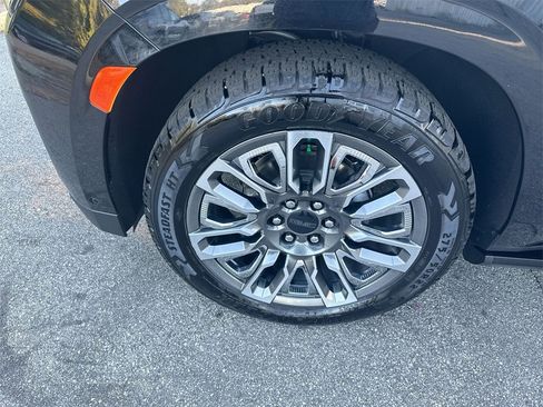 Used 2023 GMC Yukon XL Denali Ultimate image 12