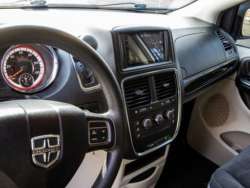 Used 2019 Dodge Grand Caravan SE image 13