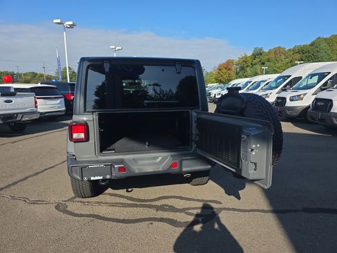 Used 2020 Jeep Wrangler Unlimited Sahara image 17