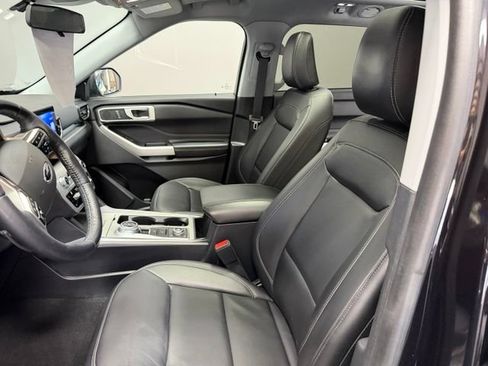 Used 2021 Ford Explorer XLT w/ Equipment Group 202A AWD/4WD image 16
