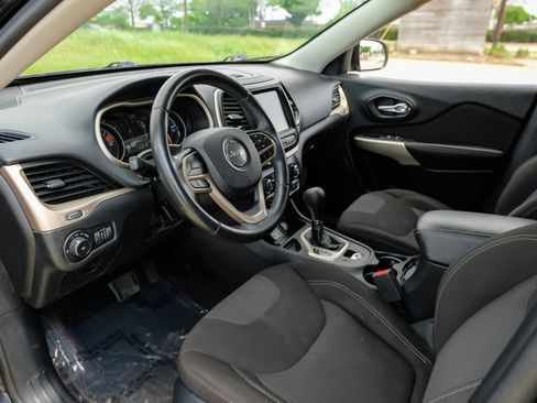 Used 2017 Jeep Cherokee Latitude w/ Safety/Convenience Group image 3