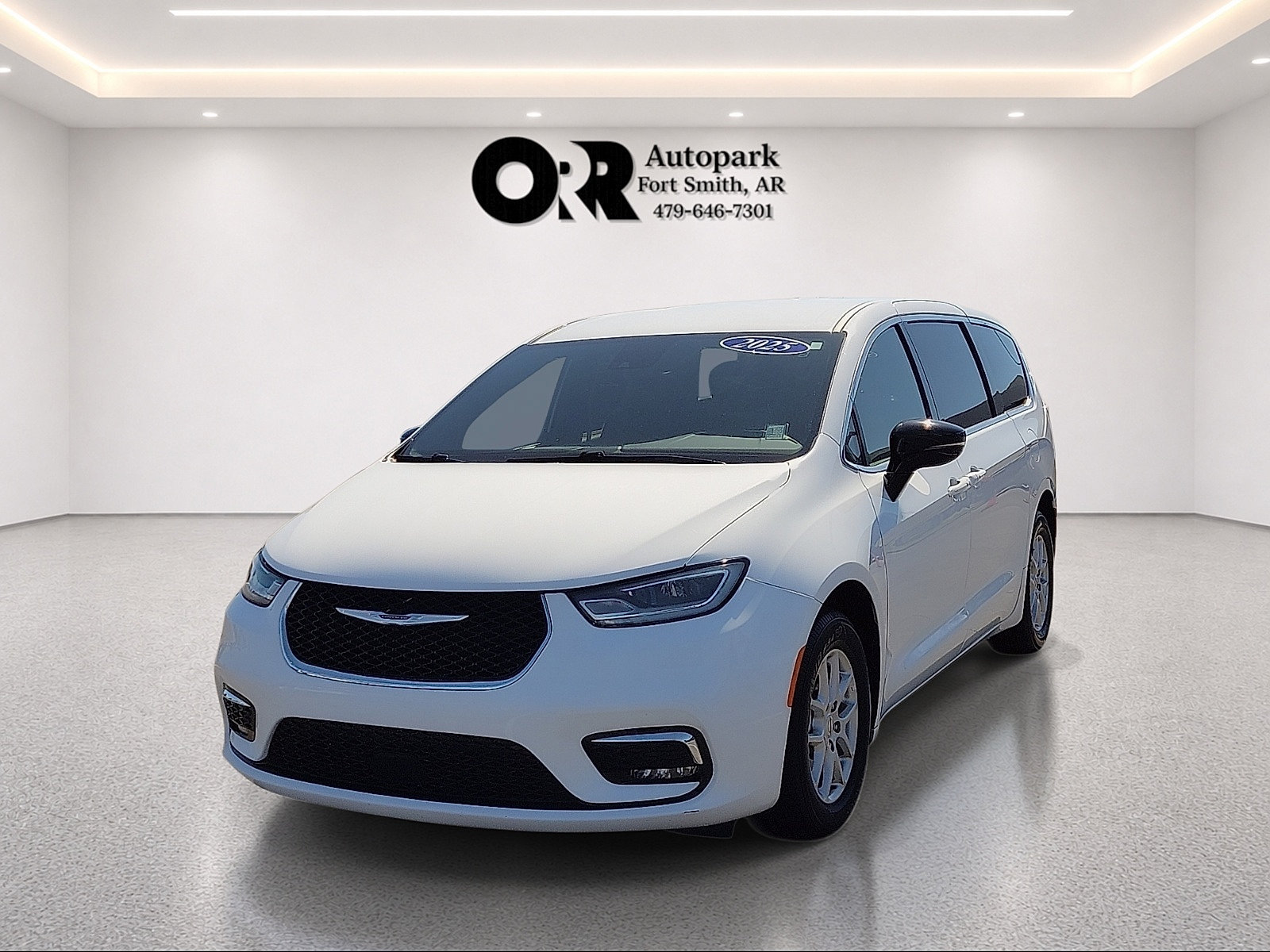 Used 2025 Chrysler Pacifica Select FWD image 2