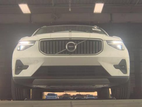 Used 2025 Volvo XC40 B5 Plus AWD/4WD image 5