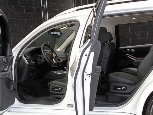 Used 2022 BMW X7 xDrive40i w/ Executive Package AWD/4WD image 28