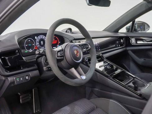 Certified 2025 Porsche Panamera 4 image 4