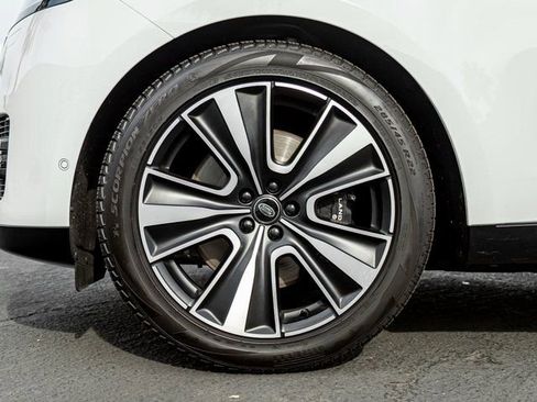 Certified 2025 Land Rover Range Rover SE image 11