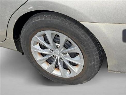 Used 2017 Toyota Camry LE FWD image 10