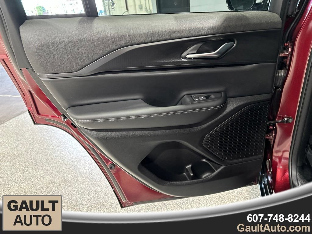 Used 2025 Jeep Grand Cherokee Altitude AWD/4WD image 13