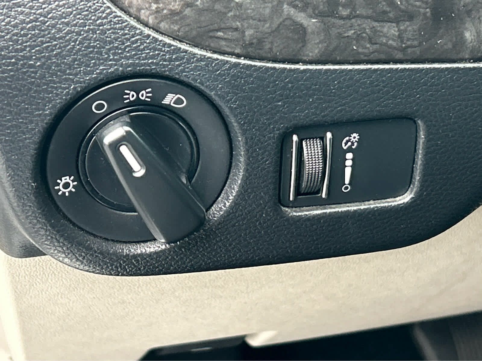 Used 2014 Dodge Grand Caravan SXT w/ UConnect Hands-Free Group FWD image 23