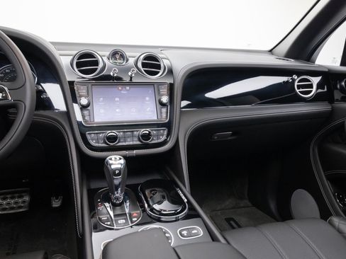 Used 2017 Bentley Bentayga AWD/4WD image 14